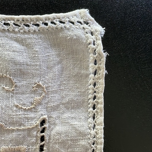 Beautiful Vtg table top doily cut out & lace.Handmade. Freshly washed/ironed - Picture 5 of 7